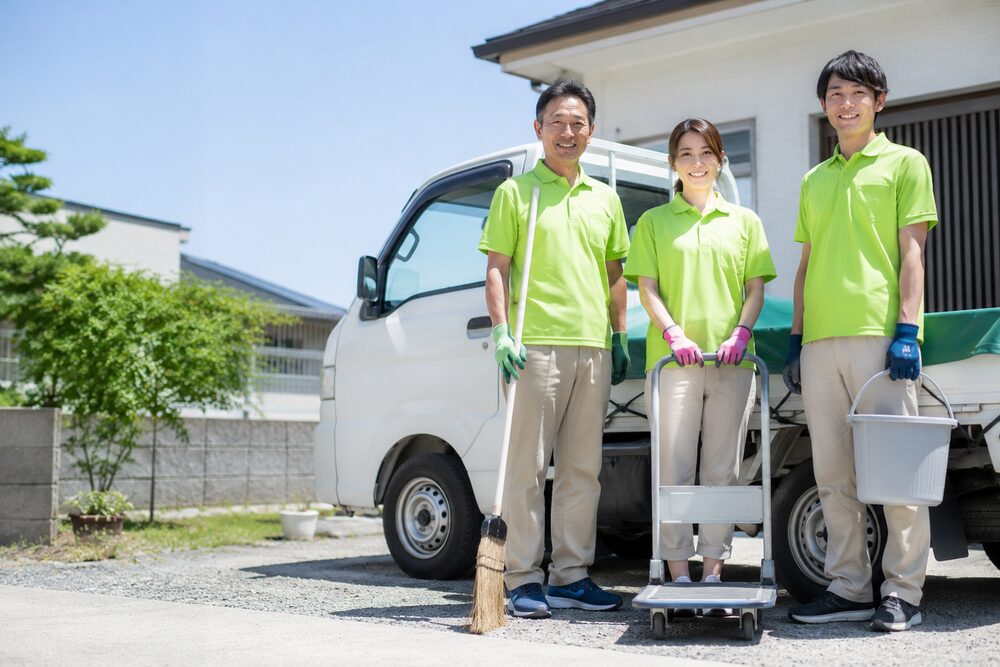 便利屋エムズのスタッフと社用車