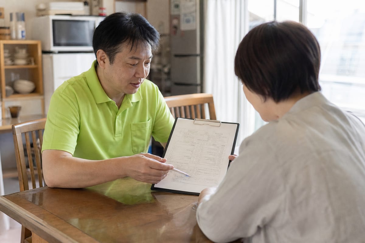 作業前にお客様へ見積内容を説明するスタッフ